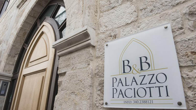 Facade på bb palazzo paciotti